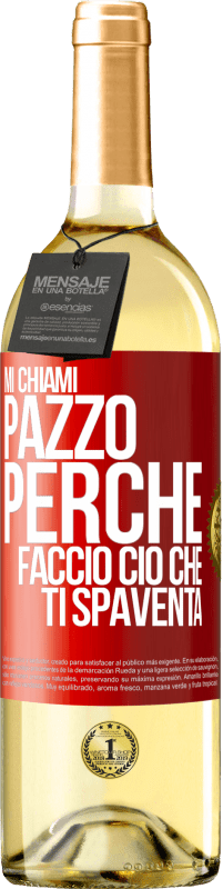 29,95 € Spedizione Gratuita | Vino bianco Edizione WHITE Mi chiami pazzo perché faccio ciò che ti spaventa Etichetta Rossa. Etichetta personalizzabile Vino giovane Raccogliere 2024 Verdejo