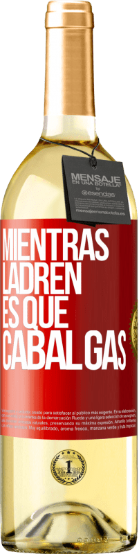 29,95 € Envío gratis | Vino Blanco Edición WHITE Mientras ladren es que cabalgas Etiqueta Roja. Etiqueta personalizable Vino joven Cosecha 2025 Verdejo