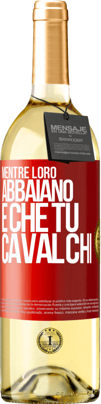 29,95 € Spedizione Gratuita | Vino bianco Edizione WHITE Mentre loro abbaiano è che tu cavalchi Etichetta Rossa. Etichetta personalizzabile Vino giovane Raccogliere 2024 Verdejo