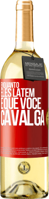 29,95 € Envio grátis | Vinho branco Edição WHITE Enquanto eles latem é que você cavalga Etiqueta Vermelha. Etiqueta personalizável Vinho jovem Colheita 2023 Verdejo