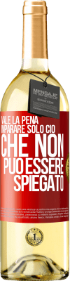 29,95 € Spedizione Gratuita | Vino bianco Edizione WHITE Vale la pena imparare solo ciò che non può essere spiegato Etichetta Rossa. Etichetta personalizzabile Vino giovane Raccogliere 2023 Verdejo