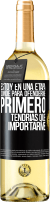 29,95 € Envío gratis | Vino Blanco Edición WHITE Estoy en una etapa donde para ofenderme, primero tendrías que importarme Etiqueta Negra. Etiqueta personalizable Vino joven Cosecha 2025 Verdejo