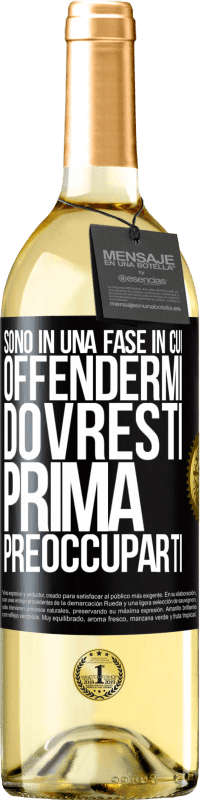 29,95 € Spedizione Gratuita | Vino bianco Edizione WHITE Sono in una fase in cui offendermi, dovresti prima preoccuparti Etichetta Nera. Etichetta personalizzabile Vino giovane Raccogliere 2024 Verdejo