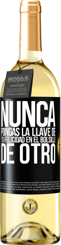 29,95 € Envío gratis | Vino Blanco Edición WHITE Nunca pongas la llave de tu felicidad en el bolsillo de otro Etiqueta Negra. Etiqueta personalizable Vino joven Cosecha 2024 Verdejo