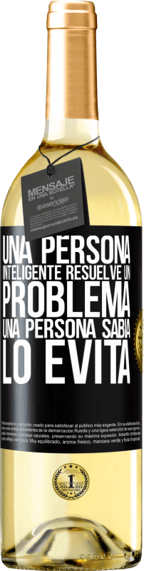 29,95 € Envío gratis | Vino Blanco Edición WHITE Una persona inteligente resuelve un problema. Una persona sabia lo evita Etiqueta Negra. Etiqueta personalizable Vino joven Cosecha 2024 Verdejo