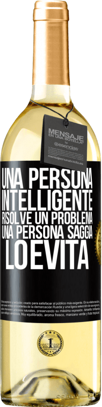 29,95 € Spedizione Gratuita | Vino bianco Edizione WHITE Una persona intelligente risolve un problema. Una persona saggia lo evita Etichetta Nera. Etichetta personalizzabile Vino giovane Raccogliere 2024 Verdejo