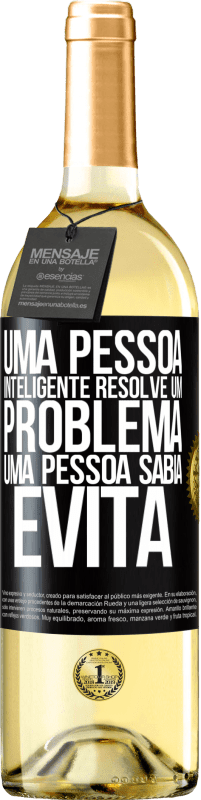 29,95 € Envio grátis | Vinho branco Edição WHITE Uma pessoa inteligente resolve um problema. Uma pessoa sábia evita Etiqueta Preta. Etiqueta personalizável Vinho jovem Colheita 2024 Verdejo