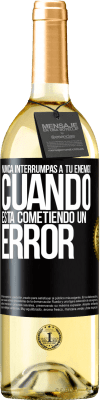 29,95 € Envío gratis | Vino Blanco Edición WHITE Nunca interrumpas a tu enemigo cuando está cometiendo un error Etiqueta Negra. Etiqueta personalizable Vino joven Cosecha 2025 Verdejo