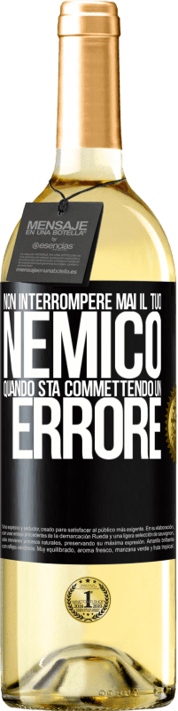 29,95 € Spedizione Gratuita | Vino bianco Edizione WHITE Non interrompere mai il tuo nemico quando sta commettendo un errore Etichetta Nera. Etichetta personalizzabile Vino giovane Raccogliere 2024 Verdejo