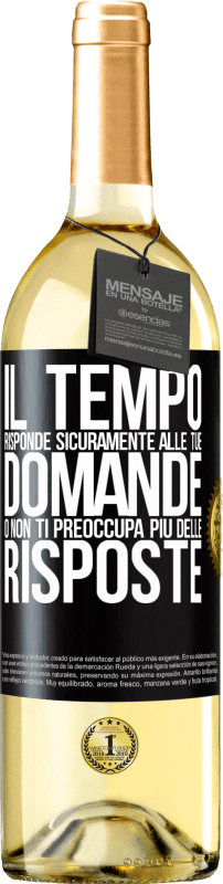 29,95 € Spedizione Gratuita | Vino bianco Edizione WHITE Il tempo risponde sicuramente alle tue domande o non ti preoccupa più delle risposte Etichetta Nera. Etichetta personalizzabile Vino giovane Raccogliere 2024 Verdejo