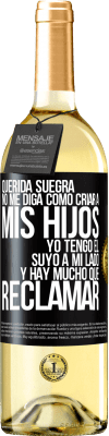 29,95 € Envío gratis | Vino Blanco Edición WHITE Querida suegra, no me diga como criar a mis hijos. Yo tengo el suyo a mi lado y hay mucho que reclamar Etiqueta Negra. Etiqueta personalizable Vino joven Cosecha 2023 Verdejo