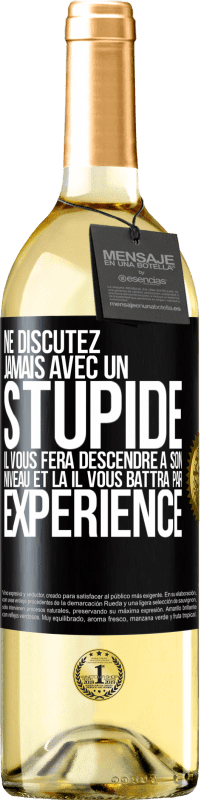 29,95 € Envoi gratuit | Vin blanc Édition WHITE Ne discutez jamais avec un stupide. Il vous fera descendre à son niveau et là il vous battra par expérience Étiquette Noire. Étiquette personnalisable Vin jeune Récolte 2024 Verdejo