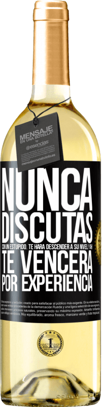 29,95 € Envío gratis | Vino Blanco Edición WHITE Nunca discutas con un estúpido. Te hará descender a su nivel y ahí te vencerá por experiencia Etiqueta Negra. Etiqueta personalizable Vino joven Cosecha 2024 Verdejo