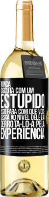 29,95 € Envio grátis | Vinho branco Edição WHITE Nunca discuta com um estúpido. Isso fará com que você desça ao nível dele e aí derrotá-lo-á pela experiência Etiqueta Preta. Etiqueta personalizável Vinho jovem Colheita 2024 Verdejo