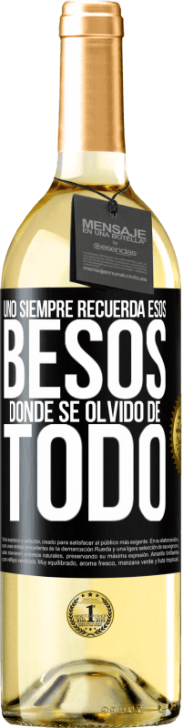 29,95 € Envío gratis | Vino Blanco Edición WHITE Uno siempre recuerda esos besos donde se olvidó de todo Etiqueta Negra. Etiqueta personalizable Vino joven Cosecha 2024 Verdejo