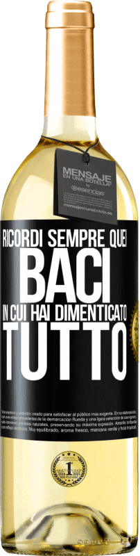 29,95 € Spedizione Gratuita | Vino bianco Edizione WHITE Ricordi sempre quei baci in cui hai dimenticato tutto Etichetta Nera. Etichetta personalizzabile Vino giovane Raccogliere 2024 Verdejo