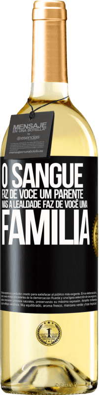 29,95 € Envio grátis | Vinho branco Edição WHITE O sangue faz de você um parente, mas a lealdade faz de você uma família Etiqueta Preta. Etiqueta personalizável Vinho jovem Colheita 2024 Verdejo