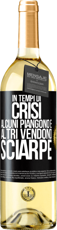 29,95 € Spedizione Gratuita | Vino bianco Edizione WHITE In tempi di crisi, alcuni piangono e altri vendono sciarpe Etichetta Nera. Etichetta personalizzabile Vino giovane Raccogliere 2024 Verdejo