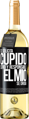 29,95 € Envío gratis | Vino Blanco Edición WHITE Se solicita cupido serio y responsable, el mío se droga Etiqueta Negra. Etiqueta personalizable Vino joven Cosecha 2023 Verdejo