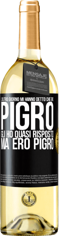 29,95 € Spedizione Gratuita | Vino bianco Edizione WHITE L'altro giorno mi hanno detto che ero pigro, gli ho quasi risposto, ma ero pigro Etichetta Nera. Etichetta personalizzabile Vino giovane Raccogliere 2024 Verdejo