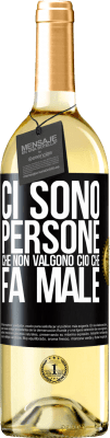 29,95 € Spedizione Gratuita | Vino bianco Edizione WHITE Ci sono persone che non valgono ciò che fa male Etichetta Nera. Etichetta personalizzabile Vino giovane Raccogliere 2023 Verdejo