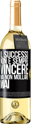 29,95 € Spedizione Gratuita | Vino bianco Edizione WHITE Il successo non è sempre vincere, ma non mollare mai Etichetta Nera. Etichetta personalizzabile Vino giovane Raccogliere 2025 Verdejo