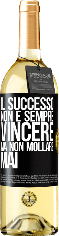 29,95 € Spedizione Gratuita | Vino bianco Edizione WHITE Il successo non è sempre vincere, ma non mollare mai Etichetta Nera. Etichetta personalizzabile Vino giovane Raccogliere 2024 Verdejo