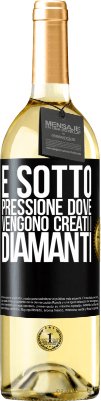 29,95 € Spedizione Gratuita | Vino bianco Edizione WHITE È sotto pressione dove vengono creati i diamanti Etichetta Nera. Etichetta personalizzabile Vino giovane Raccogliere 2024 Verdejo