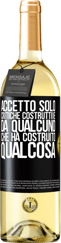 29,95 € Spedizione Gratuita | Vino bianco Edizione WHITE Accetto solo critiche costruttive da qualcuno che ha costruito qualcosa Etichetta Nera. Etichetta personalizzabile Vino giovane Raccogliere 2024 Verdejo