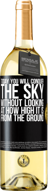29,95 € Бесплатная доставка | Белое вино Издание WHITE Сегодня вы покорите небо, не смотря на то, как высоко оно от земли Черная метка. Настраиваемая этикетка Молодое вино Урожай 2023 Verdejo