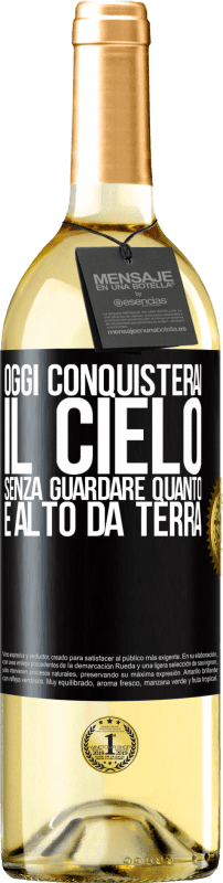 29,95 € Spedizione Gratuita | Vino bianco Edizione WHITE Oggi conquisterai il cielo, senza guardare quanto è alto da terra Etichetta Nera. Etichetta personalizzabile Vino giovane Raccogliere 2024 Verdejo