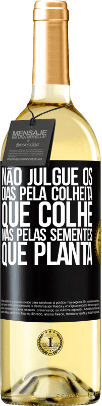 29,95 € Envio grátis | Vinho branco Edição WHITE Não julgue os dias pela colheita que colhe, mas pelas sementes que planta Etiqueta Preta. Etiqueta personalizável Vinho jovem Colheita 2024 Verdejo