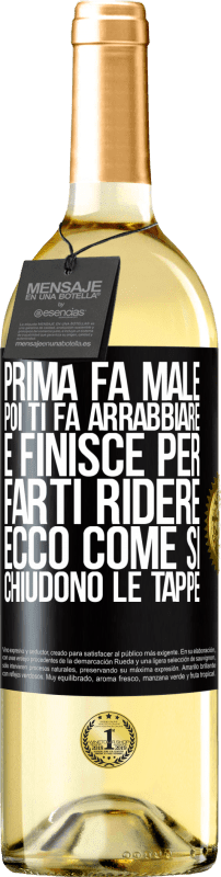 29,95 € Spedizione Gratuita | Vino bianco Edizione WHITE Prima fa male, poi ti fa arrabbiare e finisce per farti ridere. Ecco come si chiudono le tappe Etichetta Nera. Etichetta personalizzabile Vino giovane Raccogliere 2024 Verdejo