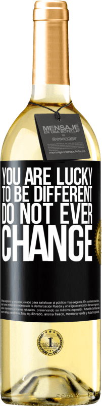 29,95 € Free Shipping | White Wine WHITE Edition You are lucky to be different. Do not ever change Black Label. Customizable label Young wine Harvest 2022 Verdejo