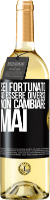 29,95 € Spedizione Gratuita | Vino bianco Edizione WHITE Sei fortunato ad essere diverso. Non cambiare mai Etichetta Nera. Etichetta personalizzabile Vino giovane Raccogliere 2024 Verdejo