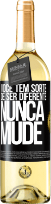 29,95 € Envio grátis | Vinho branco Edição WHITE Você tem sorte de ser diferente. Nunca mude Etiqueta Preta. Etiqueta personalizável Vinho jovem Colheita 2024 Verdejo