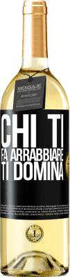 29,95 € Spedizione Gratuita | Vino bianco Edizione WHITE Chi ti fa arrabbiare ti domina Etichetta Nera. Etichetta personalizzabile Vino giovane Raccogliere 2024 Verdejo