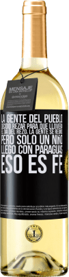 29,95 € Envío gratis | Vino Blanco Edición WHITE La gente del pueblo decidió rezar para que lloviera. El día del rezo, la gente se reunió, pero sólo un niño llego con Etiqueta Negra. Etiqueta personalizable Vino joven Cosecha 2024 Verdejo