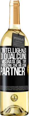 29,95 € Spedizione Gratuita | Vino bianco Edizione WHITE L'intelligenza di qualcuno è misurata dal tipo di persona che ha come partner Etichetta Nera. Etichetta personalizzabile Vino giovane Raccogliere 2023 Verdejo