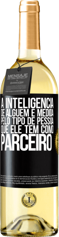 29,95 € Envio grátis | Vinho branco Edição WHITE A inteligência de alguém é medida pelo tipo de pessoa que ele tem como parceiro Etiqueta Preta. Etiqueta personalizável Vinho jovem Colheita 2025 Verdejo