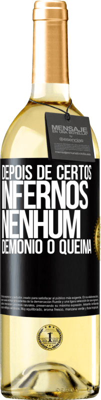 29,95 € Envio grátis | Vinho branco Edição WHITE Depois de certos infernos, nenhum demônio o queima Etiqueta Preta. Etiqueta personalizável Vinho jovem Colheita 2024 Verdejo