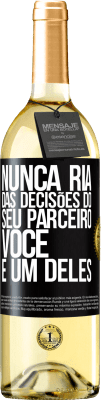 29,95 € Envio grátis | Vinho branco Edição WHITE Nunca ria das decisões do seu parceiro. Você é um deles Etiqueta Preta. Etiqueta personalizável Vinho jovem Colheita 2023 Verdejo