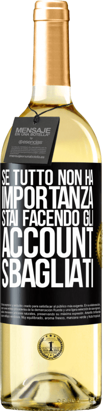 29,95 € Spedizione Gratuita | Vino bianco Edizione WHITE Se tutto non ha importanza, stai facendo gli account sbagliati Etichetta Nera. Etichetta personalizzabile Vino giovane Raccogliere 2024 Verdejo