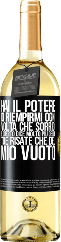 29,95 € Spedizione Gratuita | Vino bianco Edizione WHITE Hai il potere di riempirmi ogni volta che sorridi, e questo dice molto più delle tue risate che del mio vuoto Etichetta Nera. Etichetta personalizzabile Vino giovane Raccogliere 2024 Verdejo