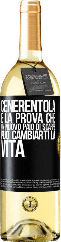 29,95 € Spedizione Gratuita | Vino bianco Edizione WHITE Cenerentola è la prova che un nuovo paio di scarpe può cambiarti la vita Etichetta Nera. Etichetta personalizzabile Vino giovane Raccogliere 2024 Verdejo