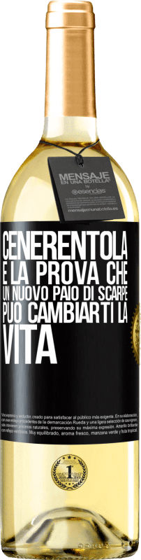 29,95 € Spedizione Gratuita | Vino bianco Edizione WHITE Cenerentola è la prova che un nuovo paio di scarpe può cambiarti la vita Etichetta Nera. Etichetta personalizzabile Vino giovane Raccogliere 2025 Verdejo