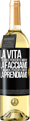 29,95 € Spedizione Gratuita | Vino bianco Edizione WHITE La vita è del dieci percento mentre la facciamo e il novanta percento mentre la prendiamo Etichetta Nera. Etichetta personalizzabile Vino giovane Raccogliere 2023 Verdejo