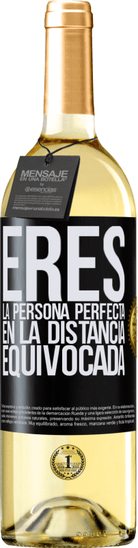 29,95 € Envío gratis | Vino Blanco Edición WHITE Eres la persona perfecta en la distancia equivocada Etiqueta Negra. Etiqueta personalizable Vino joven Cosecha 2024 Verdejo