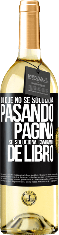 29,95 € Envío gratis | Vino Blanco Edición WHITE Lo que no se soluciona pasando página, se soluciona cambiando de libro Etiqueta Negra. Etiqueta personalizable Vino joven Cosecha 2024 Verdejo