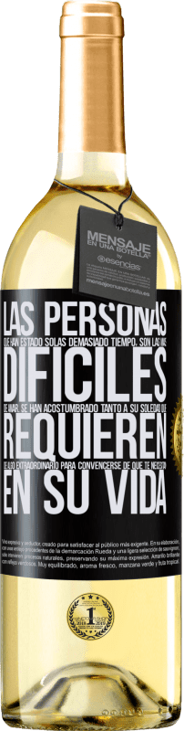 29,95 € Envío gratis | Vino Blanco Edición WHITE Las personas que han estado solas demasiado tiempo, son las más difíciles de amar. Se han acostumbrado tanto a su soledad Etiqueta Negra. Etiqueta personalizable Vino joven Cosecha 2024 Verdejo